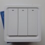 Умный трехклавишный выключатель WiFi+Bluetooth Tuya с Алисой УНИВЕРСАЛЬНЫЙ БЕЗ НУЛЯ И С НУЛЕМ  белый импульсный